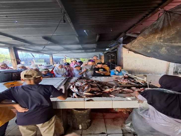 SD Al-Andalus Islamic School Pekanbaru Kunjungi UPT Usaha Produksi Hasil Perikanan untuk Wisata